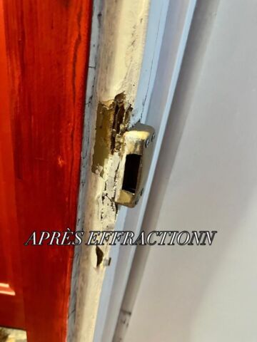 Bâti de la porte avait été fragilisé au niveau de la gâche, rendant la serrure inopérante