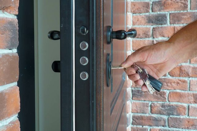 Artisan serrurier et vitrier expérimenté : YJ Services, votre expert en sécurité depuis plus de 10 ans